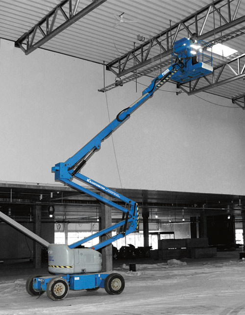 Коленчатый подъёмник за работой